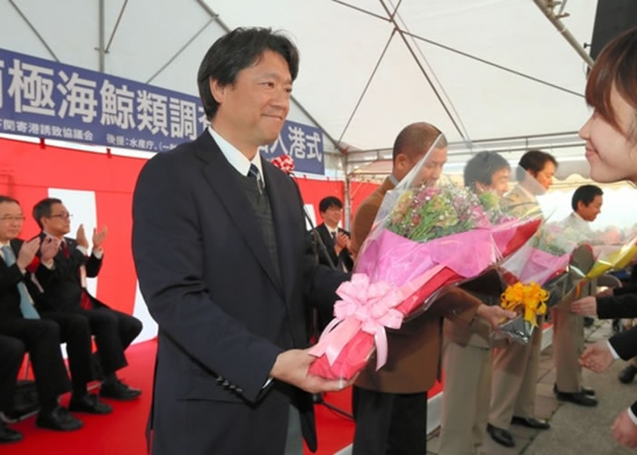 船队成员接受献花