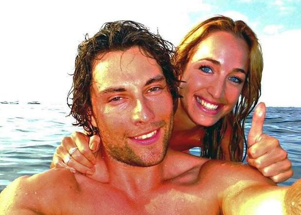 史密斯(前)在南非野生动物园参观时被狮子咬伤