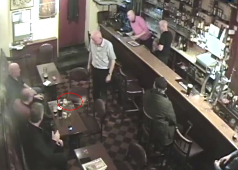 酒吧内的人对酒杯自爆散议论纷纷