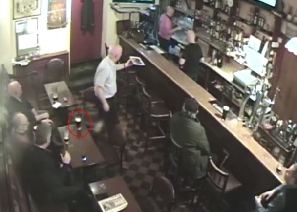 光头男起身把平板电脑放到吧枱上,酒杯仍没爆裂。