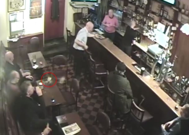 酒杯其后突然无端自行爆裂,玻璃碎四散。