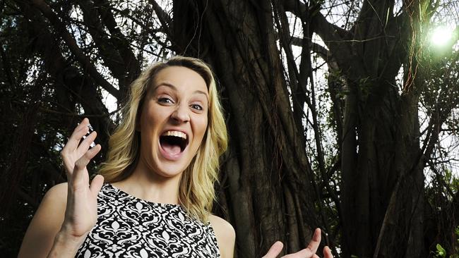 21岁女大学生叶安娜(Yoannna Bella Williams)自称在开车回家途中看到一个发出刺眼灰绿色光芒的飞行物在夜空中盘旋飞过