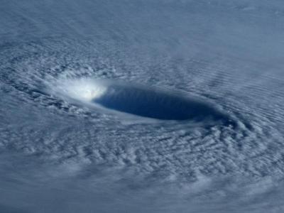 美国宇航局观测到一个超大质量黑洞吞噬一颗红