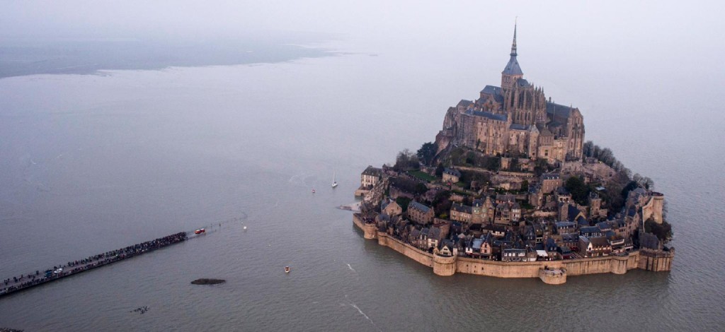 3��21�պ����ġ������󳱡���ûһ���̵�����ʷ��������ʥ��Ъ��ɽ�޵�Ժ�����һ��С���� Photography by AP