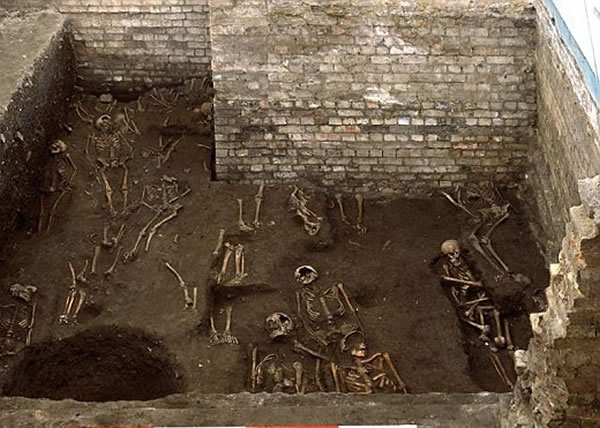 考古学家挖掘出大约1300具骸骨