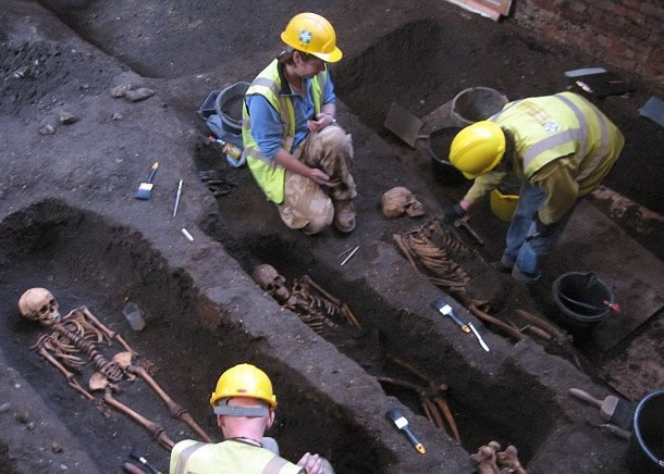 许多墓穴的大小与骸骨不相符