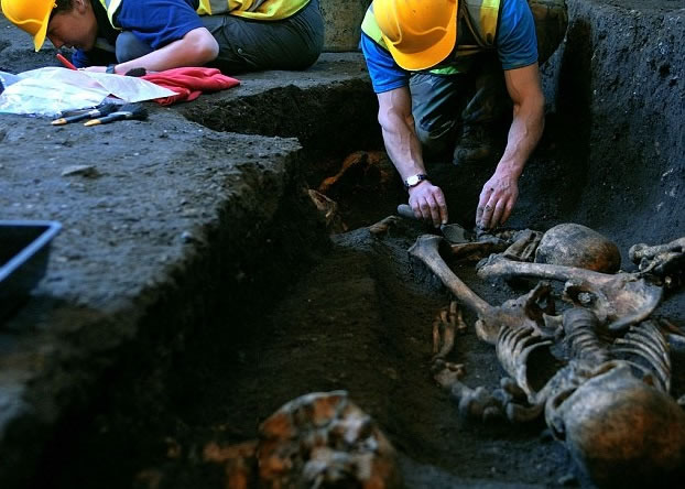 考古学家于剑桥大学的圣约翰学院发现一个中世纪墓地