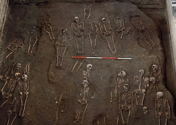 骸骨相信于13至15世纪期间埋葬