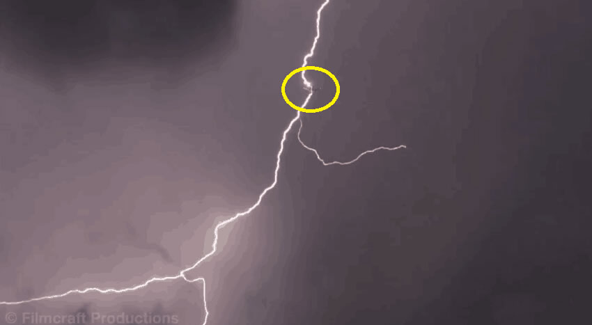 �ڶ��ܱ����еķɻ�