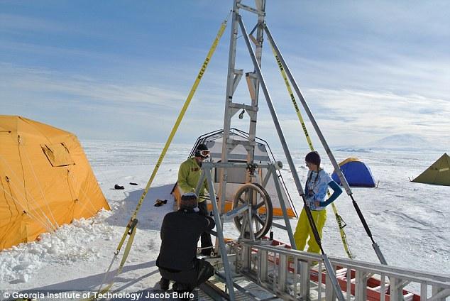 Icefin探测器穿过20米厚冰层和500米深的海水到达南极海底