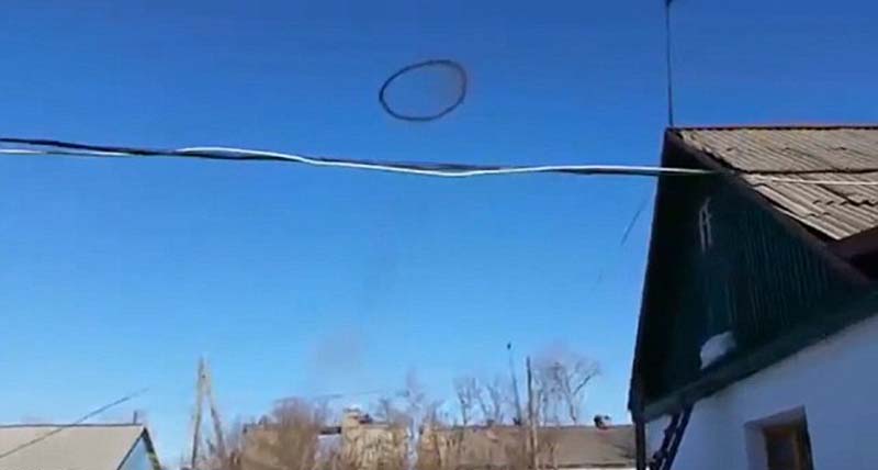 ��Ƶ��ʾ��һ��ֱ����100�׵����غ�ɫ��״Բ��Ʈ���ڹ�����˹̹�Ͽա�