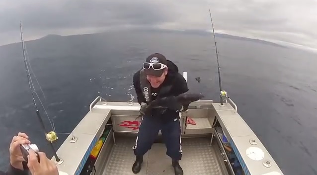 钓鱼男被震到弯腰。