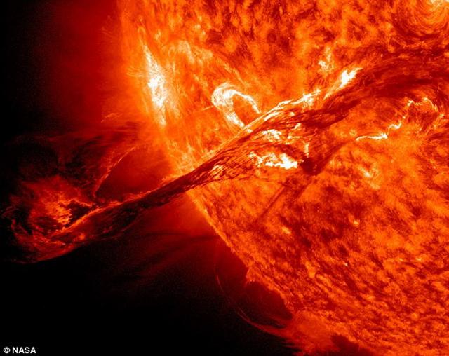 科学家发现太阳存在一个新的季节周期,每两年磁场能量带移动至太阳表面,形成太阳耀斑和日冕物质喷射。