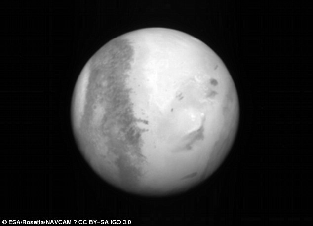 飞往67P彗星的漫长旅途中,“罗塞塔”号拍摄了大量照片,其中包括在进行引力辅助机动时拍摄的地球和火星照片。所谓的“引力辅助机动”是指利用其他行星充当“弹弓”,将