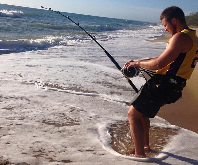 澳大利亚青年在海滩钓鱼意外钓到4米长虎鲨 经过三小时周旋最终将鲨鱼放归大海