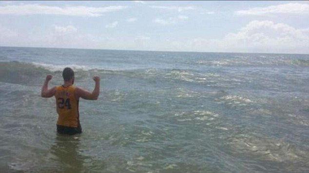 澳大利亚青年在海滩钓鱼意外钓到4米长虎鲨 经过三小时周旋最终将鲨鱼放归大海