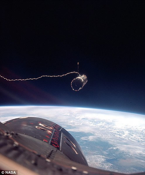 不久前,美国Tether公司公布了一种具有未来派色彩的机器蜘蛛系统,名为“SpiderFab”(左图),可用于在太空建造太阳能电池板、桁架以及飞船的其他组件。右