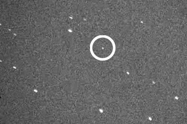 图中显示的科学家观测到的小行星2012 TC4,最新的计算表明它可能在2017年在非常近的距离上与地球擦肩而过