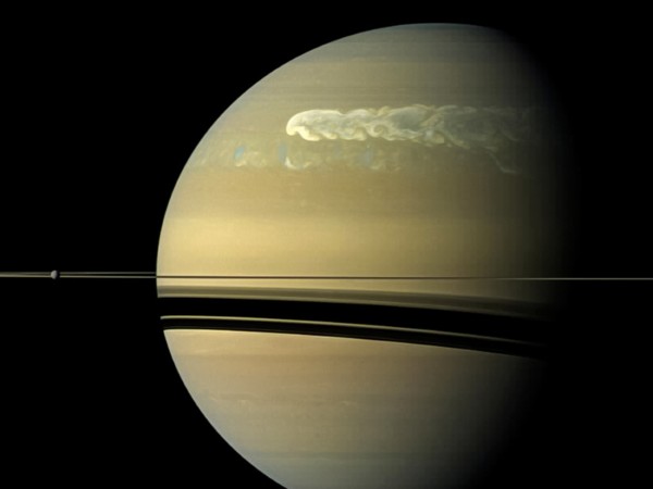 土星周期性的超级风暴大白斑可能源于水 - 神