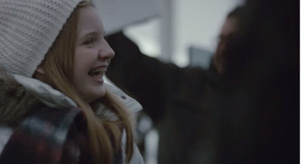 讯息发送成功,开心与工作人员击掌。