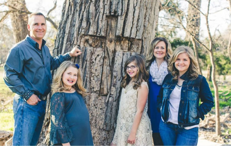 比姆(右三)当年从树上跌下来,大难不死。