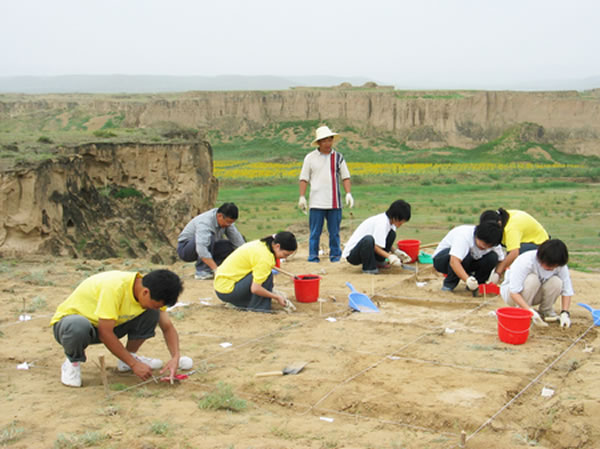 高星2003年在水洞沟遗址发掘现场