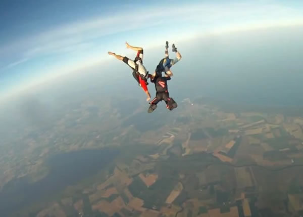 奇闻:摄录机万尺高空掉落不烂 - 神秘的地球 科