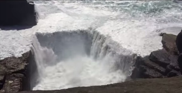 英国巨浪卷少女入虫洞 旁人相助避一劫