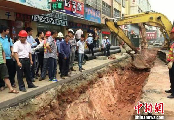 广东河源闹市一酒店门前修路挖出恐龙蛋化石