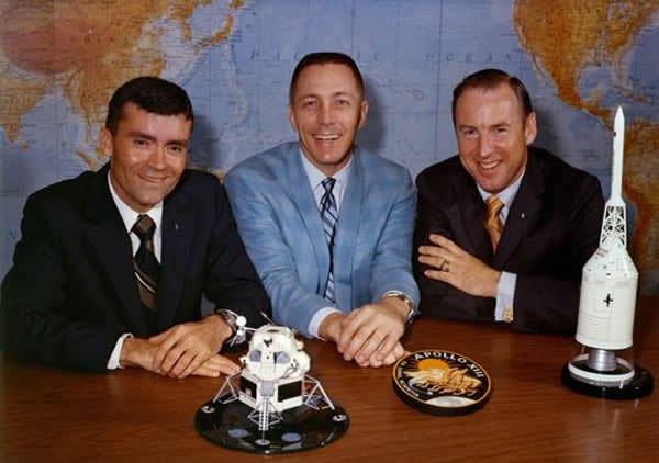 ������13�ŵ������Ա�����²ռ�ʻԱ���׵¡���˼��Fred Haise����ָ��ռ�ʻԱ�ܿˡ�˹�����أ�Jack Swigert���Լ�����ָ���ķ����������J