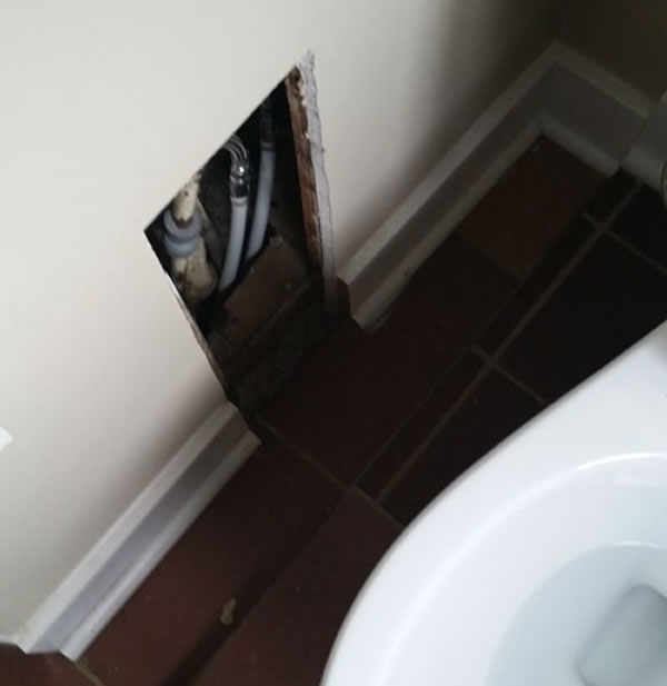 这名父亲发现厕所旁边的水管位内,确实有一间神秘房。