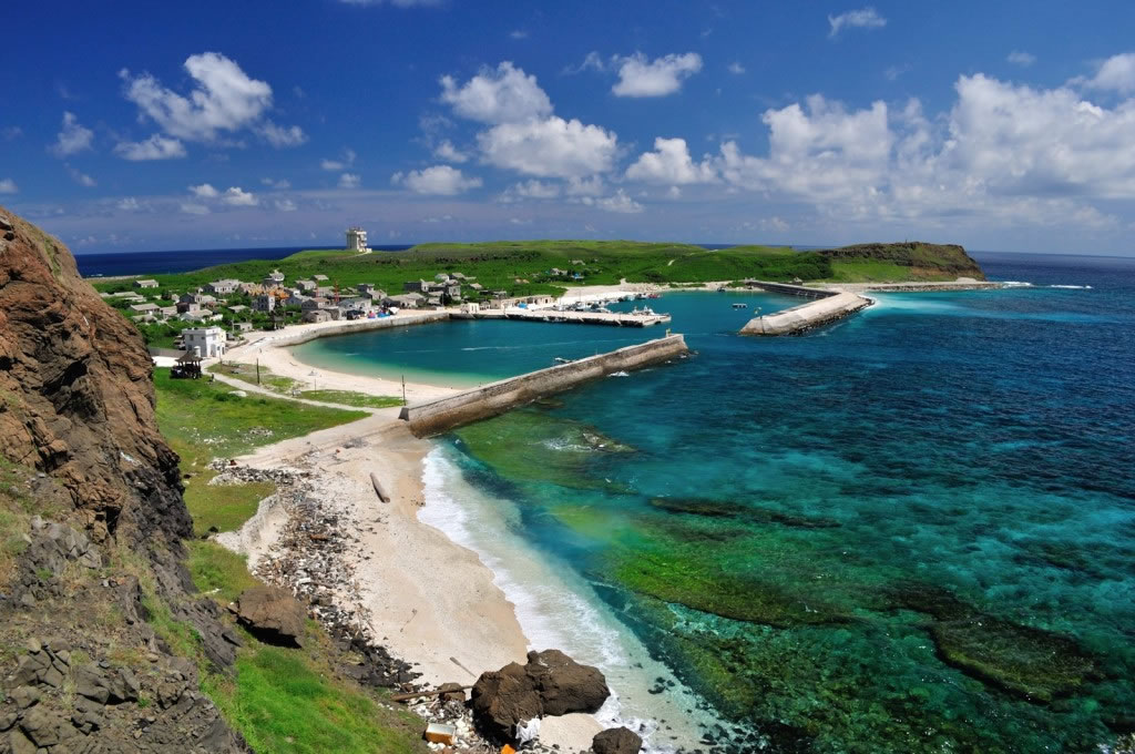 澎湖南方四岛是2014年台湾成立的第二座海洋国家公园。黑水沟旁的东吉是四个主要岛屿中最大的岛,港口外就是丰