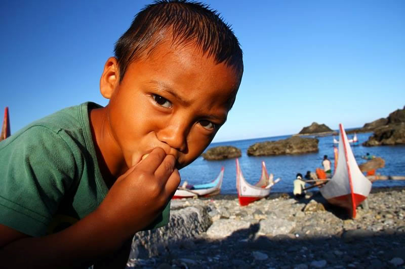 位在台湾东南海域的兰屿,当地的达悟人现今仍然使用传统的人力拼板舟,出海捕鱼。摄影:汤谷明。