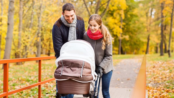 父母们会更青睐亲生子女而不是收养的孩子吗?