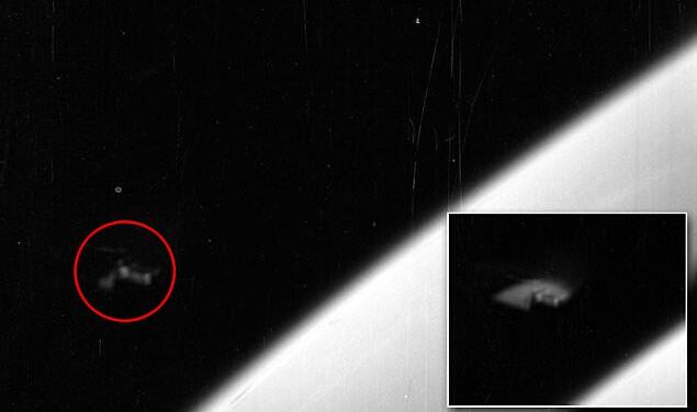 这张55年前拍摄的一张太空照片中模糊地存在着“外星飞船”