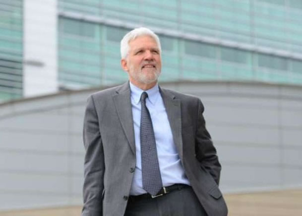 拜尔斯及其团队研究发现,过量服用维他命补充剂,反而可能增加患癌风。