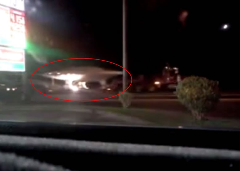 网民怀疑美军漏夜在51区运送的巨型碟状物(红圈)是UFO。