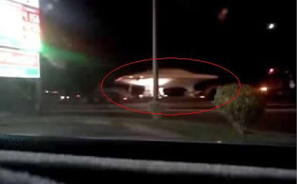 视频截图：2013年拍摄的这段长1分钟39秒的视频显示，美国内华达州警方车队在夜幕下，在375号公路上，护送一辆载着碟形物体的卡车，穿越沙漠，行驶经过加油站的片