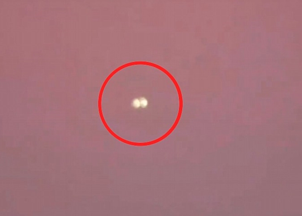 有网民推测是直升机,但有人反指外型不像,那确是UFO。