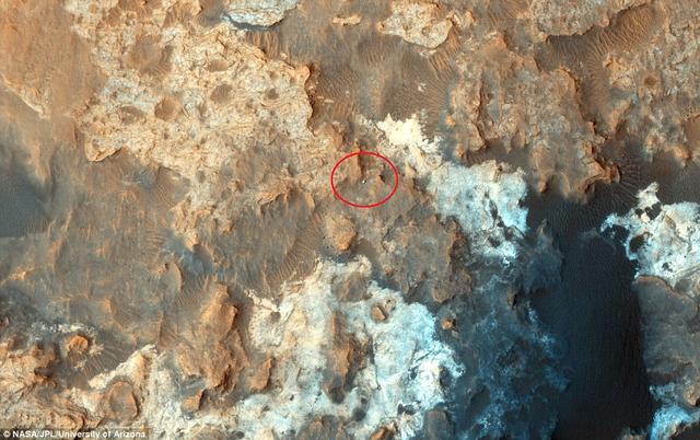 HiRise�ĵر�����ֱ��ʸߴ�ÿ����25���ף��ܹ����ϳ�������С�ĺ���š����еĺ����ͣ����һ��ɽ�ȵİ�ɫɳ���ϣ���Χ������ǳɫ����ʯ��