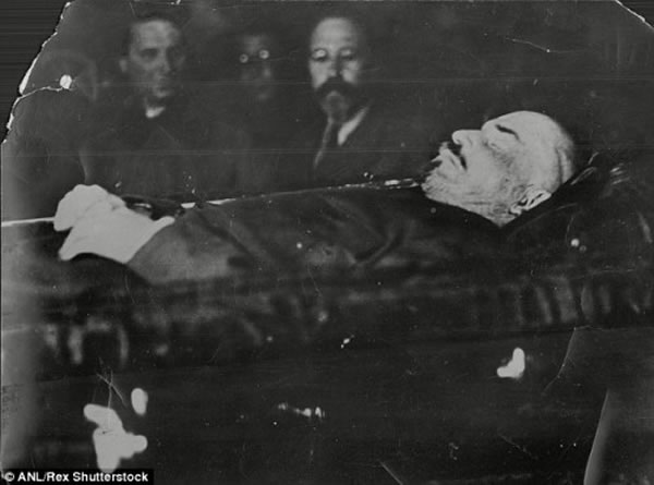 列宁于1924年去世，享年53岁。在斯大林的指示下，列宁的遗体被保存下来供人瞻仰。只有二战时期为了保护遗体，才暂停展览。