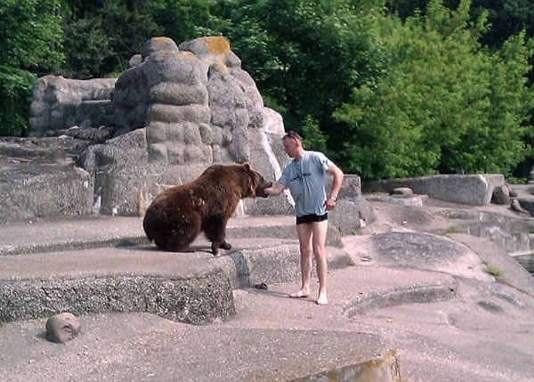 �����ߵ�������ǰ������ҧסǰ�ۡ�