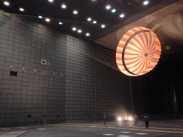 美国宇航局的科学家们正在对降落伞设计进行测试