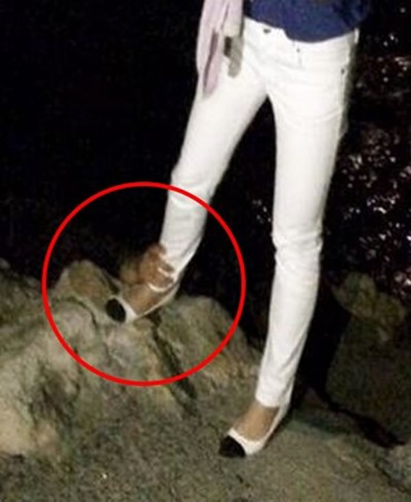 日本女网友晚上海边拍照 照片惊现神秘“鬼手”