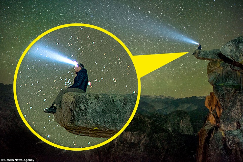 这名观星者坐在突出的岩石上,似乎丝毫不担心掉下去。