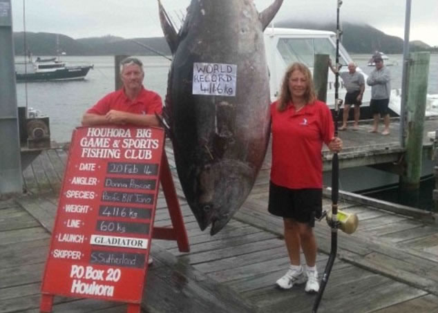 帕斯科(右)钓起这条超巨型蓝鳍吞拿鱼,破了世界纪录。