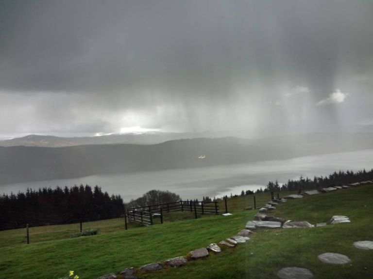 英国游客声称在苏格兰高地的尼斯湖边度假期间抓拍到2架飞碟形UFO