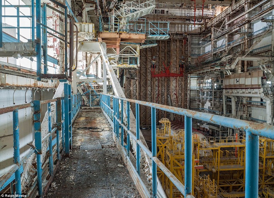 俄罗斯废弃航天飞机机库曝光 见证冷战美苏争霸