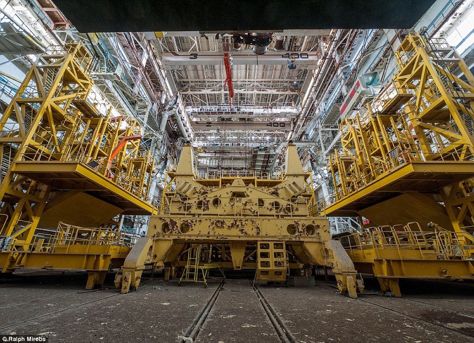 俄罗斯废弃航天飞机机库曝光 见证冷战美苏争霸