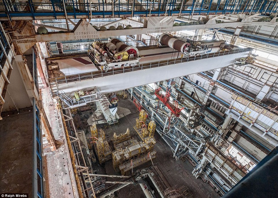 俄罗斯废弃航天飞机机库曝光 见证冷战美苏争霸